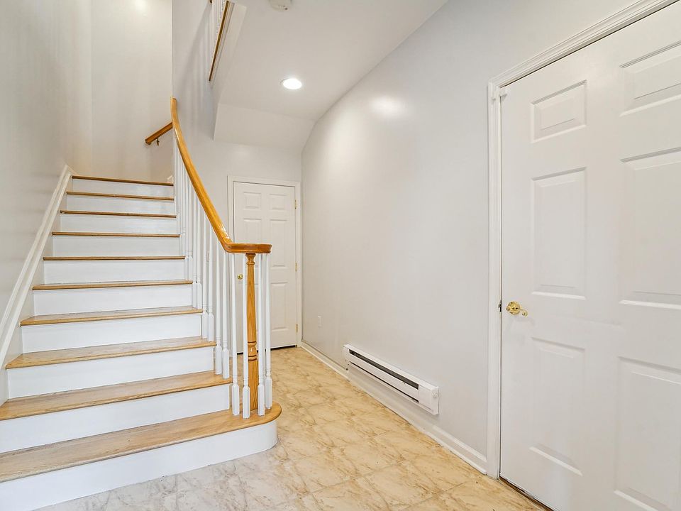 1st image of 305 Kensington Ln