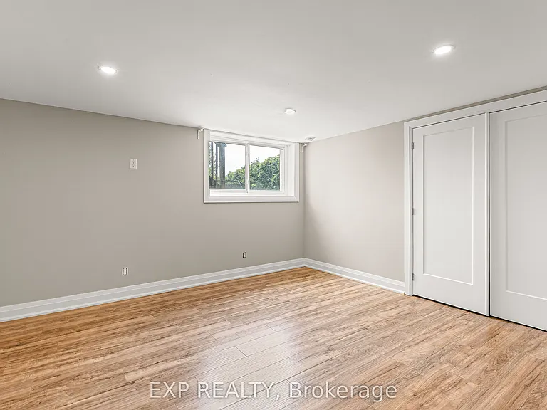 10 Queen Anne Cres — Photo 31