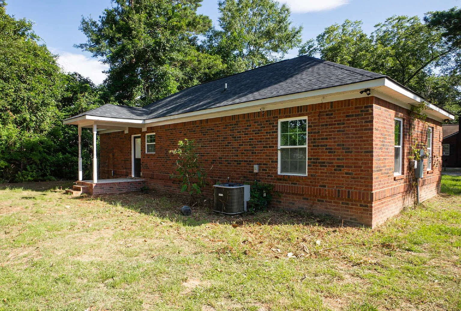 3 bed, 2.0 bath, 1128 sqft, $1,700 — Photo 4