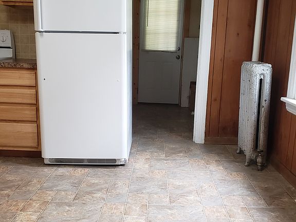 Eat-In Kitchen & Entrance