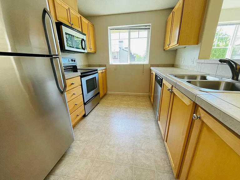 750 NW 185th Ave — Photo 7