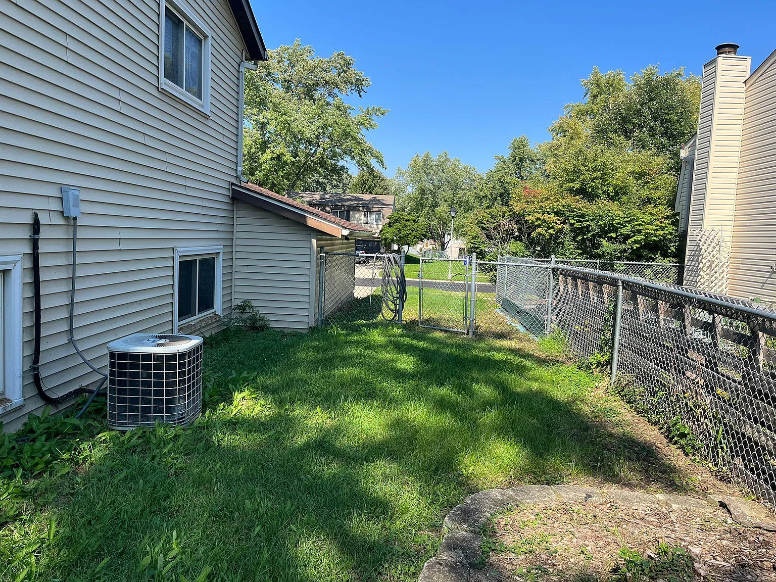 4 bed, 1100 sqft, $3,000 — Photo 2