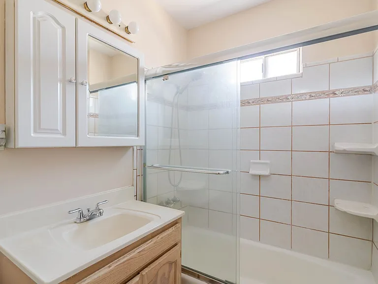 5618 Riverton Ave — Photo 10