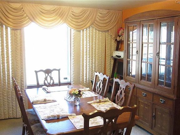 Dining area off kitchen,