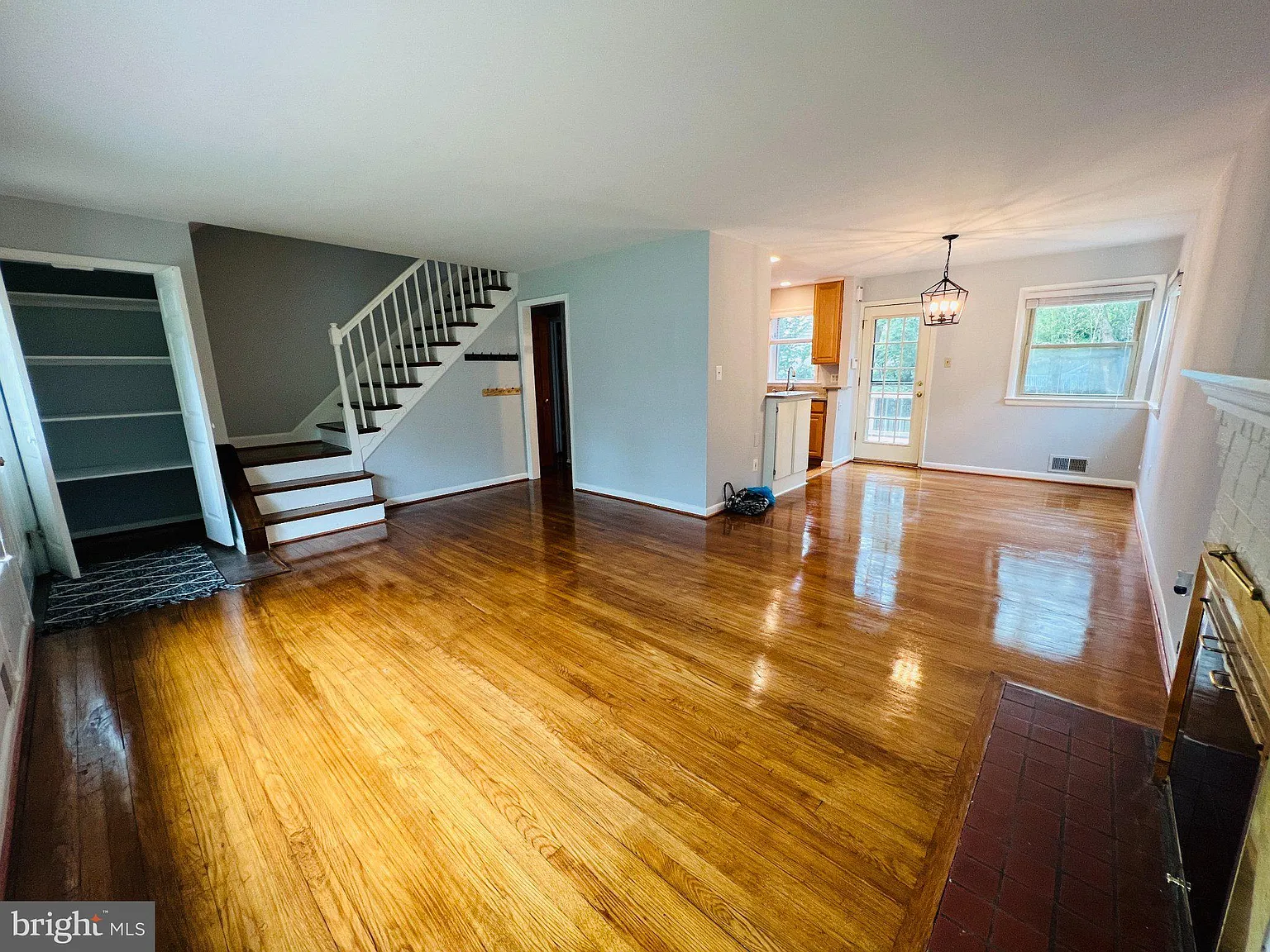 5 bed, 3.0 bath, 2065 sqft, $4,000 — Photo 2