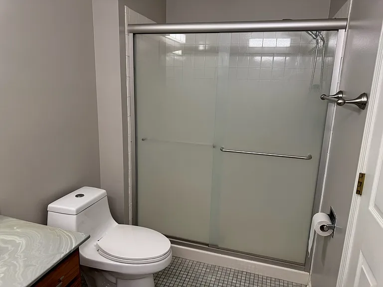 2404 Kenmore Ct — Photo 18