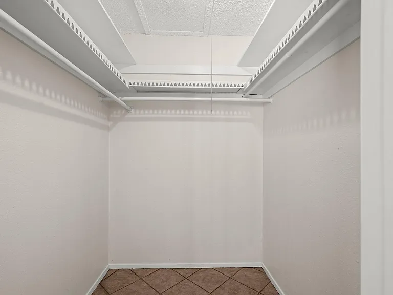 1404 Valleyridge Cir #B — Photo 13