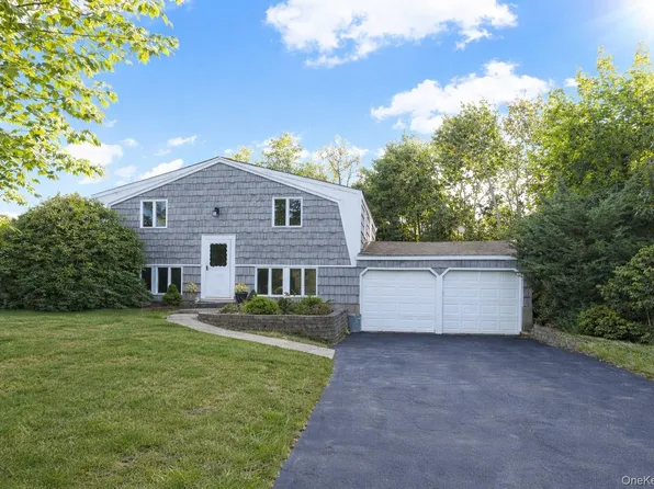 44 University Heights Dr, Stony Brook, NY 11790