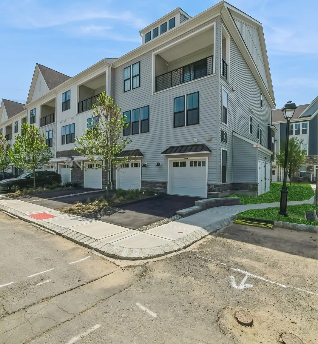 3 bed, 1860 sqft, $4,075 — Photo 3