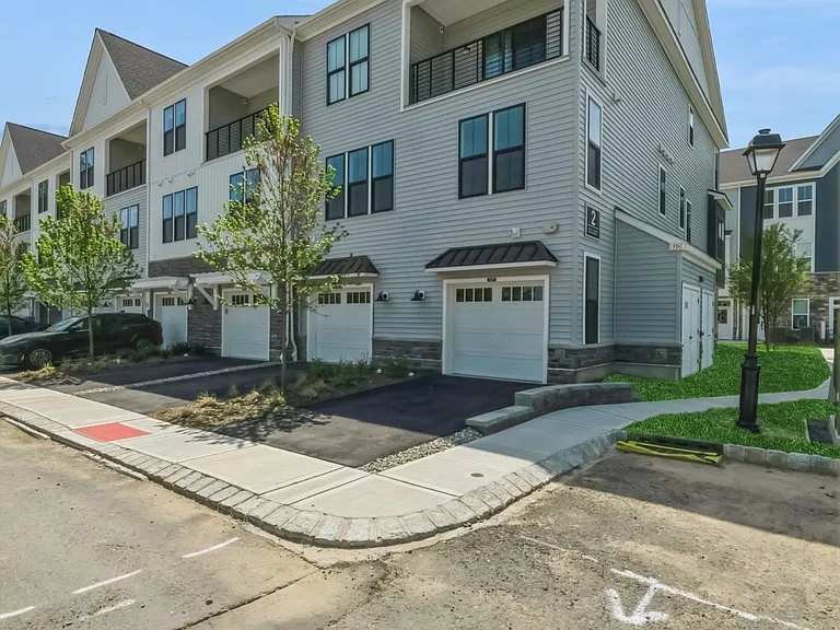 2107 Donatello Dr — Photo 3