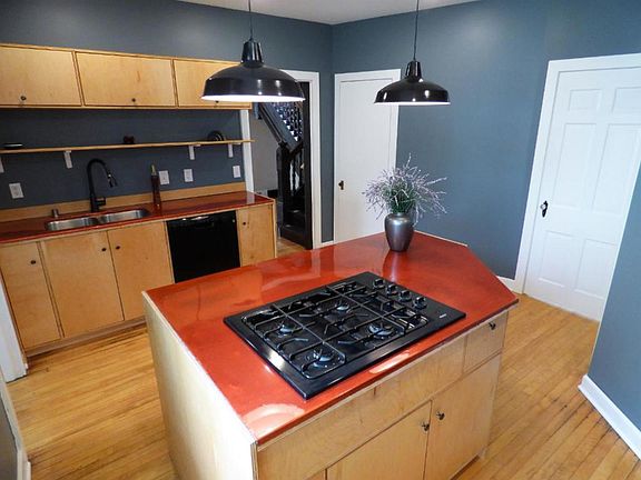 4th image of 435 Winslow Ave
