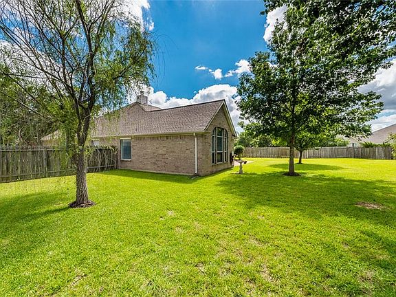 This is not trick photography. As you can see most of the 1/4 acre is located in this HUGE private b
