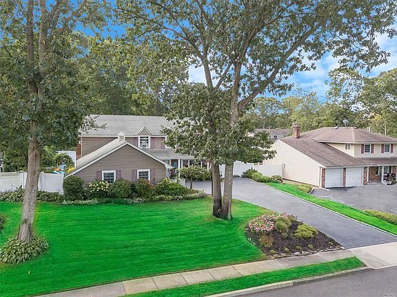 2nd image of 10 Cornelia Ln