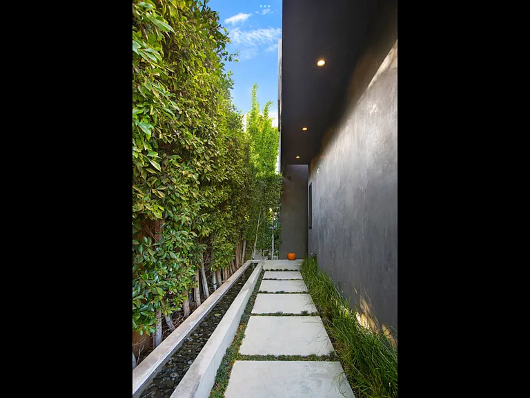 N Gardner St — Photo 24