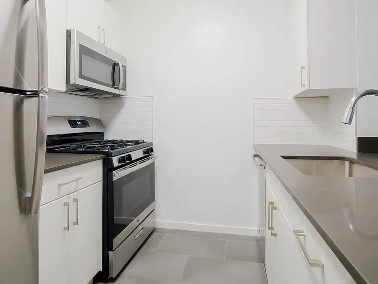 505 W 54th St #10 — Photo 7