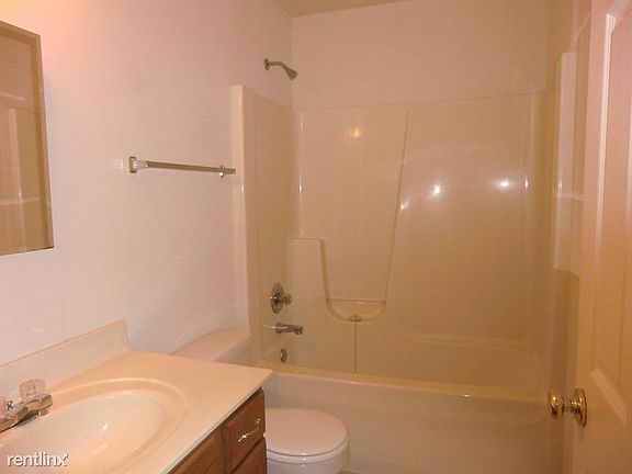 Holloway 19 Full Bath