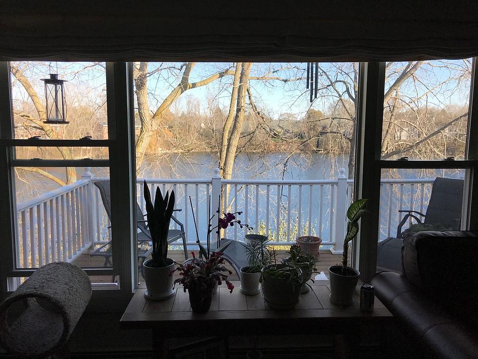 Beautiful views of Laurel Lake