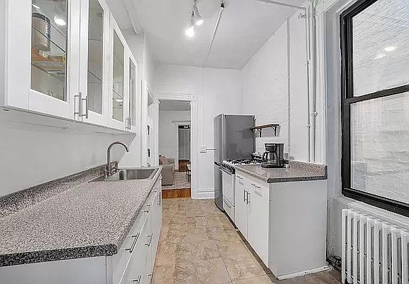4th image of 264 W 22nd St #20
