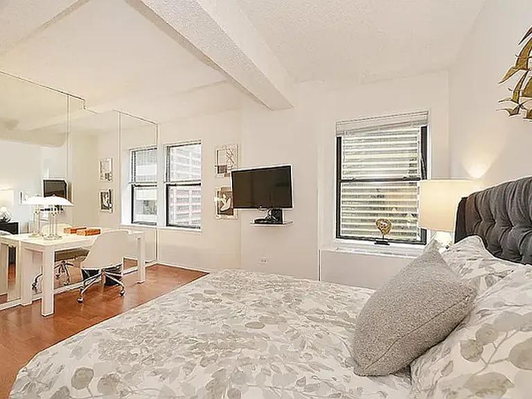 150 W 51st St #1420 — Photo 6
