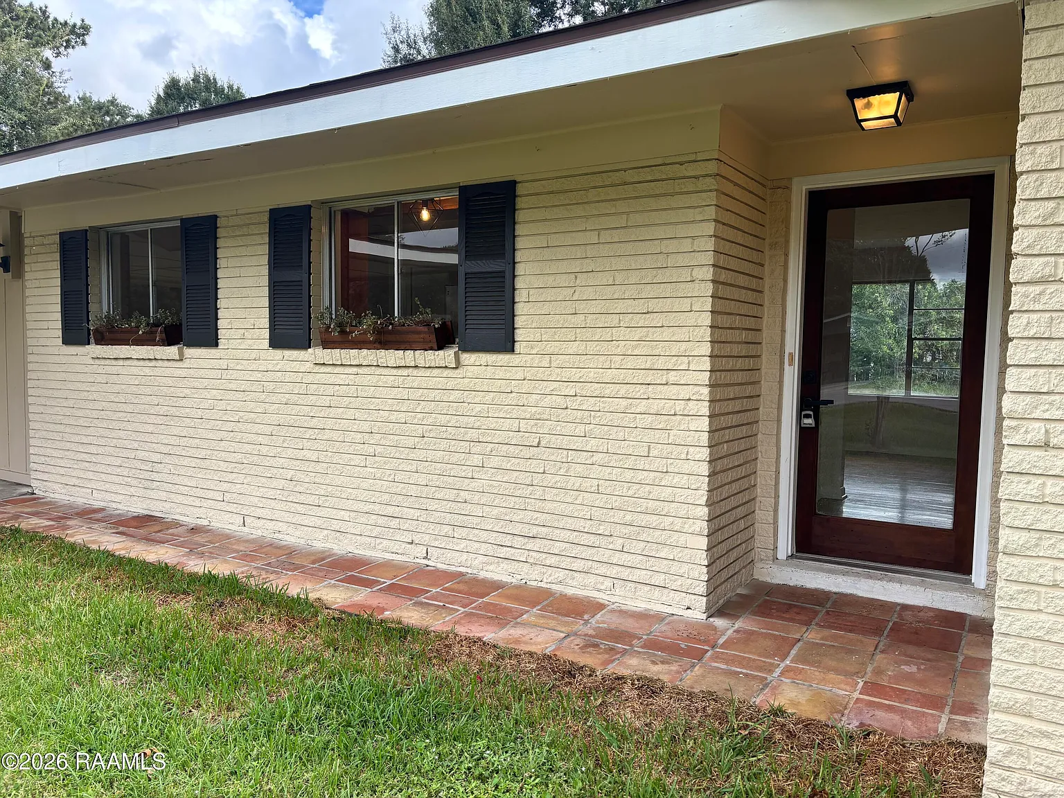 3 bed, 2.5 bath, 1900 sqft, $2,000 — Photo 2