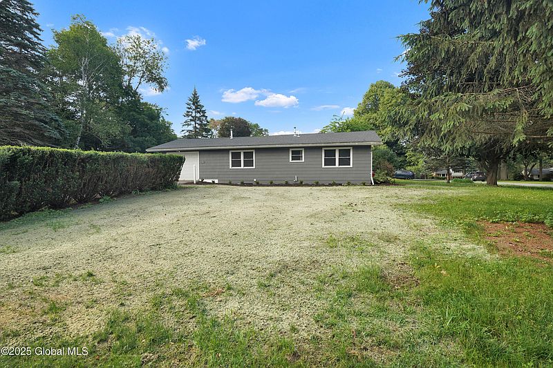 4th image of 106 E Berkley Square