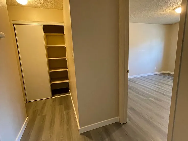 Spacious unit nestled across from Bitterlake Park & Lake, walk to shops and stores! — Photo 12