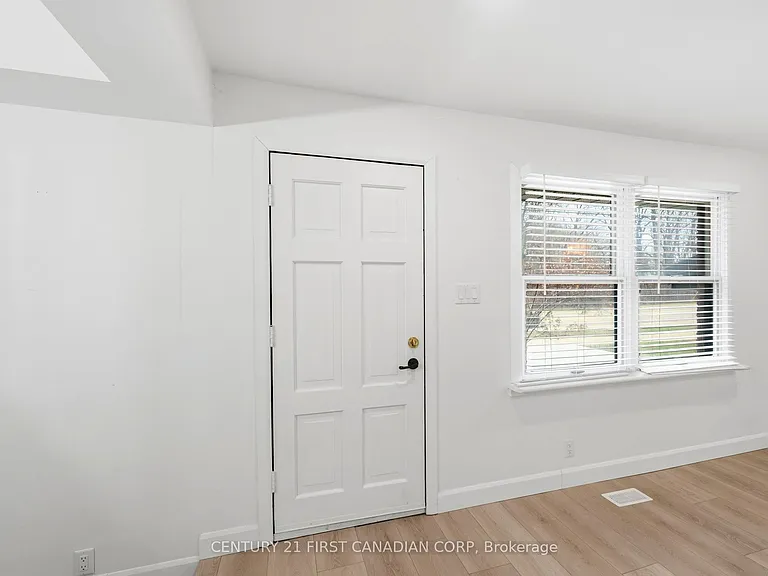 1326 Commissioners Rd W — Photo 4