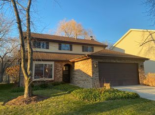 1147 Greensfield Dr, Naperville, IL 60563