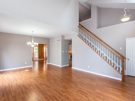 2nd image of 923 Oak Knoll Manor Dr