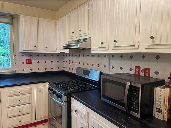 3rd image of 329 Stoneybrooke Dr