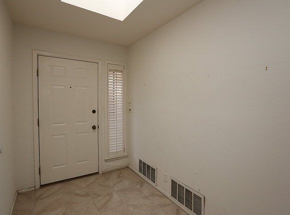 5th image of 907 Ventura Ave
