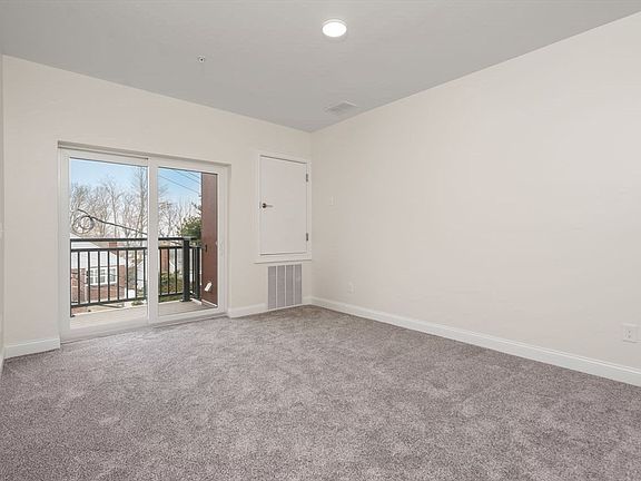5th image of 10 Franklin Ave APT 406