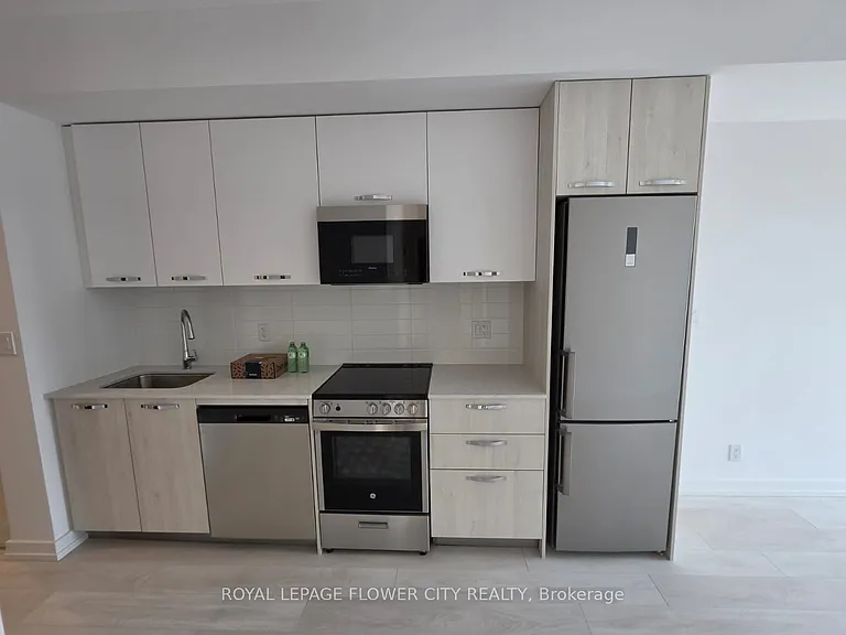 75 James St S #712 — Photo 5