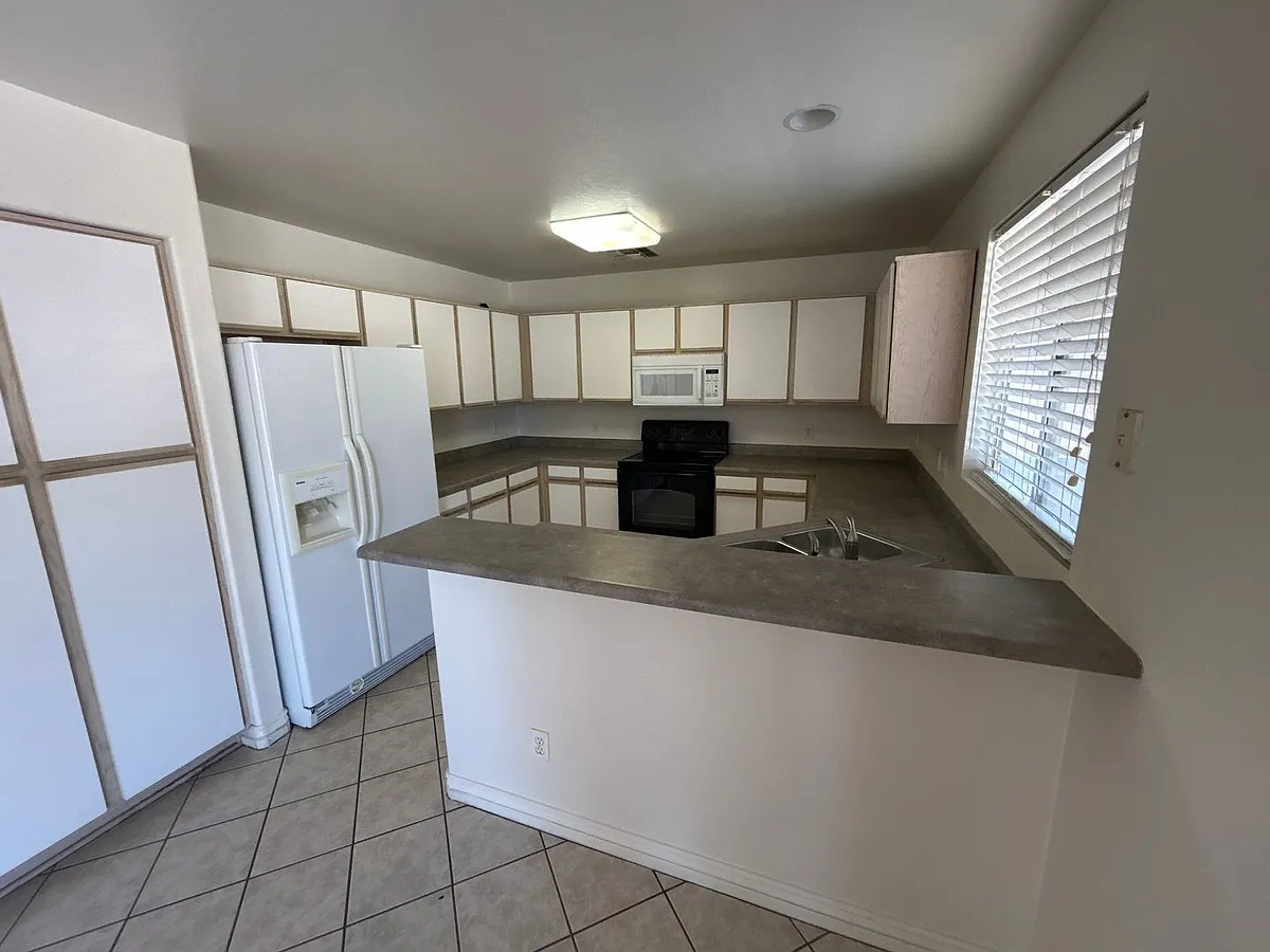 Building Photo - 13002 W Paradise Dr