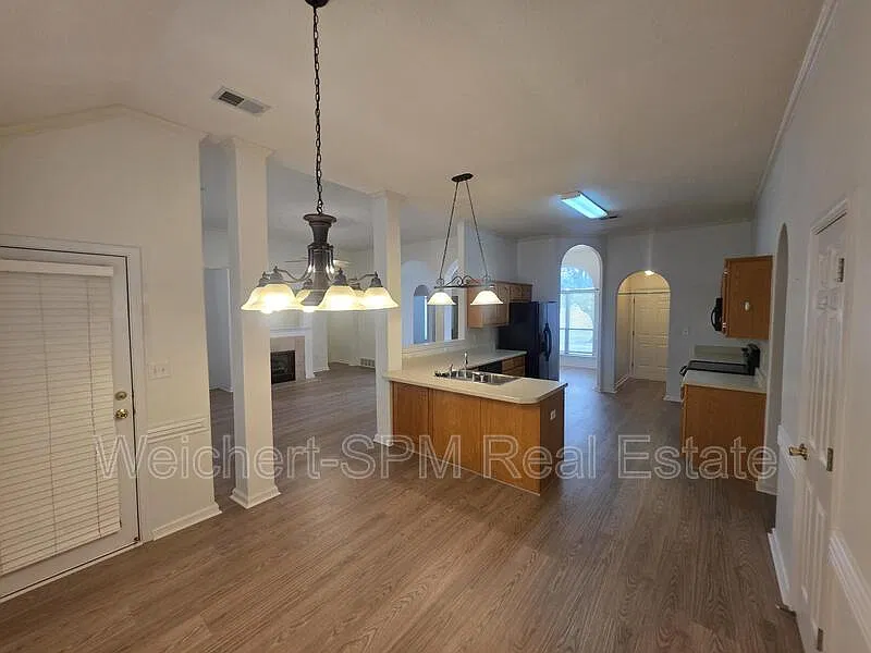 4 bed, 2.0 bath, 2061 sqft, $2,250 — Photo 4