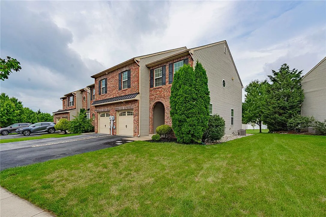 3 bed, 2.5 bath, 2257 sqft, $2,800 — Photo 3