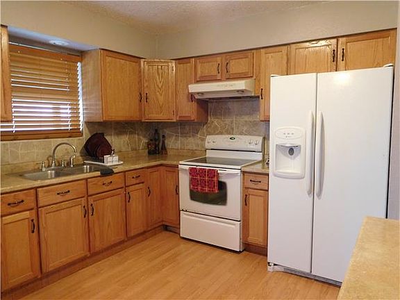 3rd image of 1112 Golfview Dr