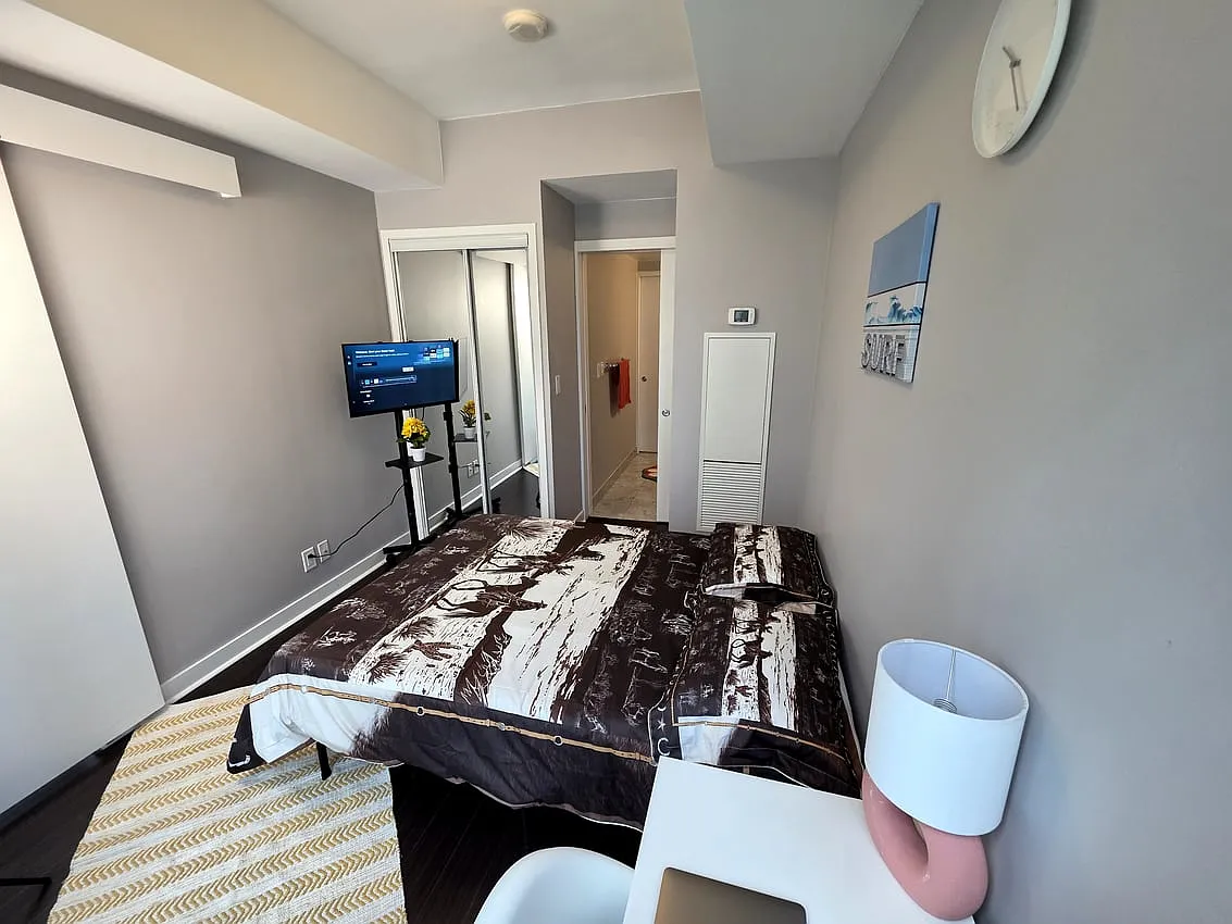Deluxe Room with Powder Room - York St & Bremner Blvd — Photo 2