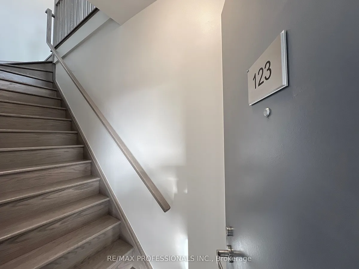 Building Photo - 62 Dixfield Dr #123