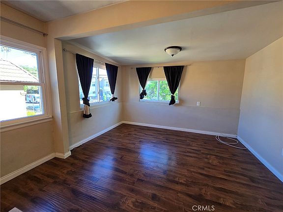 3rd image of 10939 1/2 Moorpark St