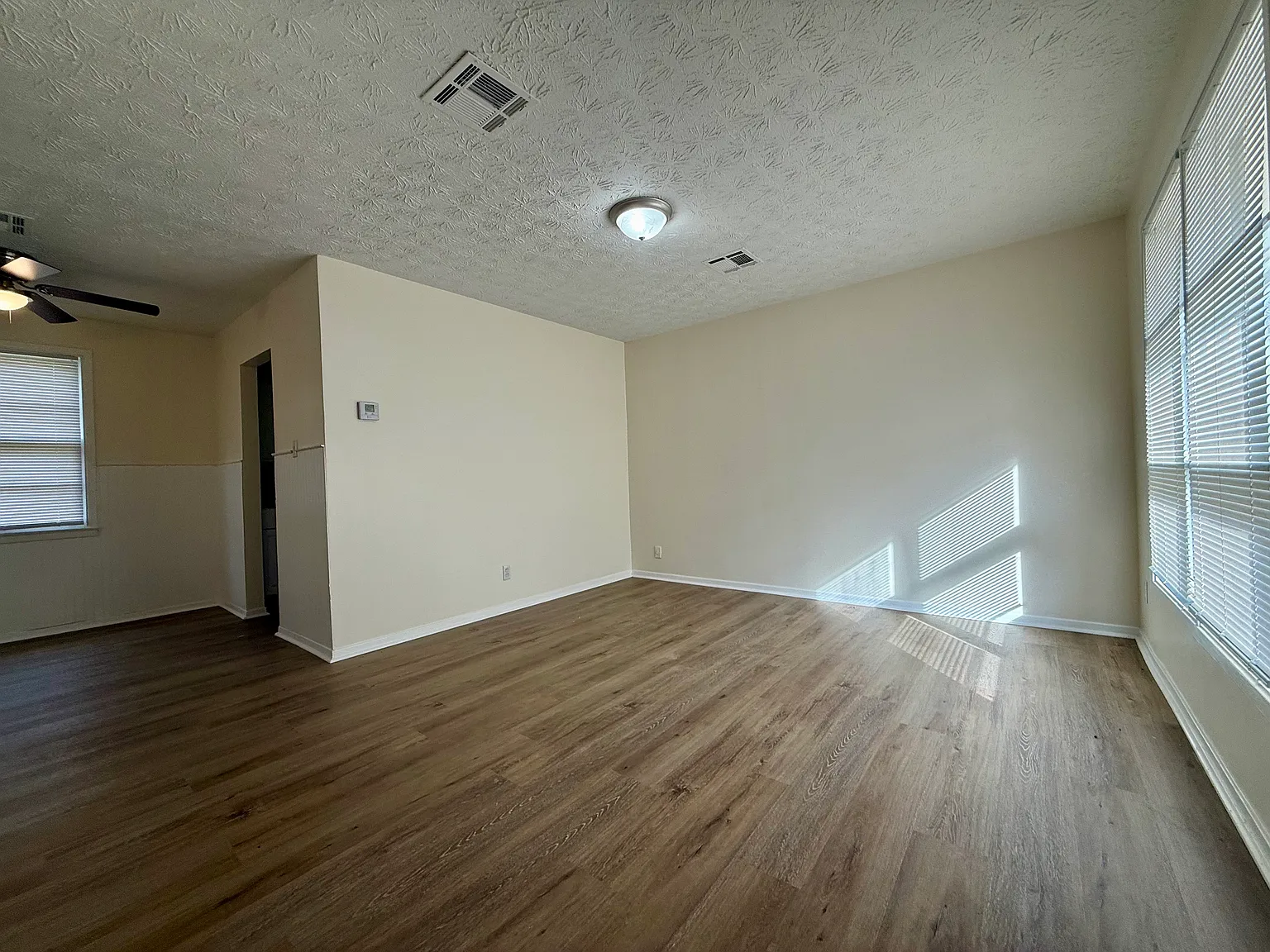 3 bed, 944 sqft, $975 — Photo 3
