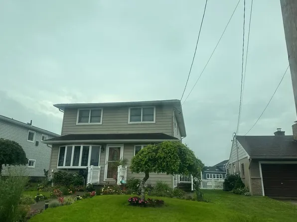 35 W Santa Barbara Rd, Lindenhurst, NY 11757