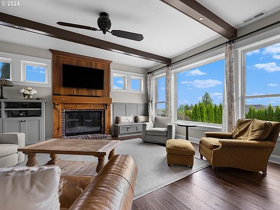 Living Room>