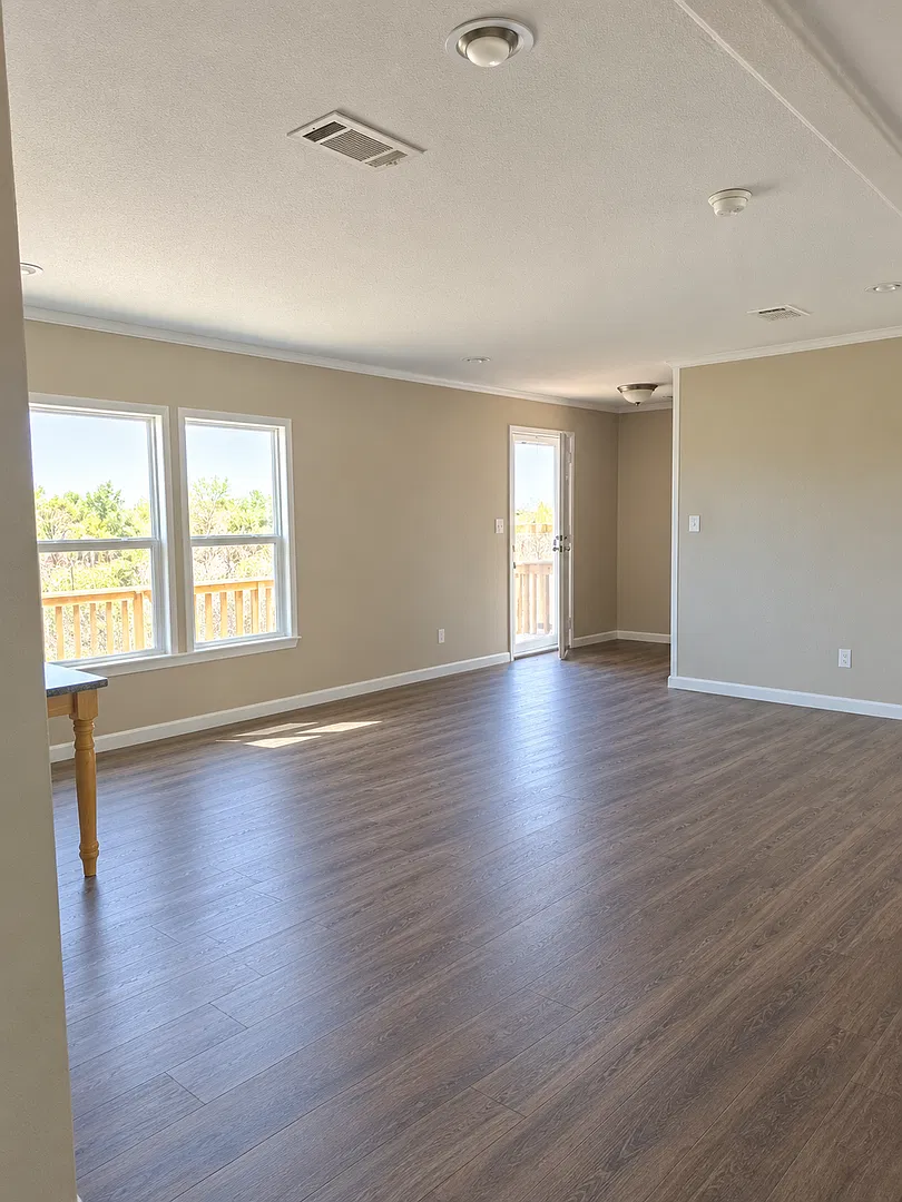 3/2 Bright Modern Home on Quiet CuldeSac with Pond, Workshop & Pasture — Photo 4