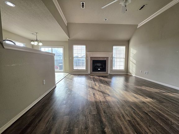 3rd image of 300 E Southpointe Ave