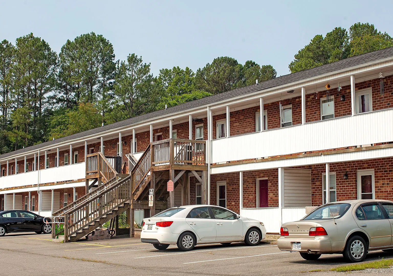 Pet-Friendly 2BR Apartment in Convenient Louisa Location — Photo 1