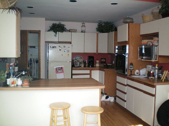 LARGE MODERN KITCHEN