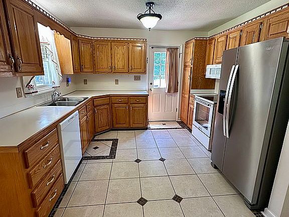 3rd image of 1027 Mount Gallant Rd W