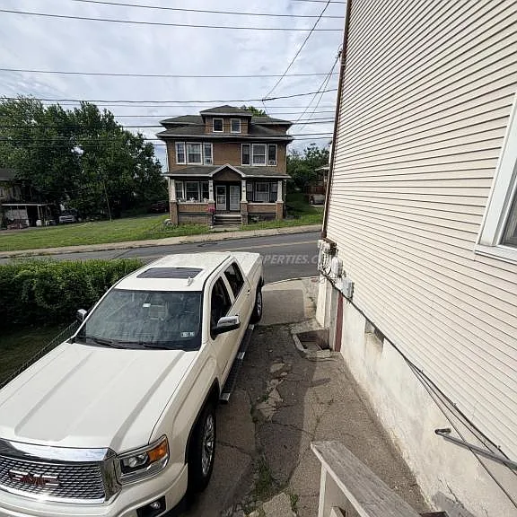 910 W Linden St #1 — Photo 3