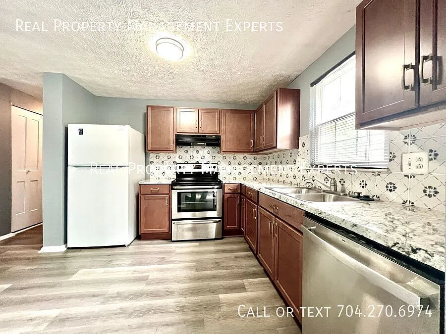 Beautiful 4BR/2BA home in Charlotte! — Photo 2